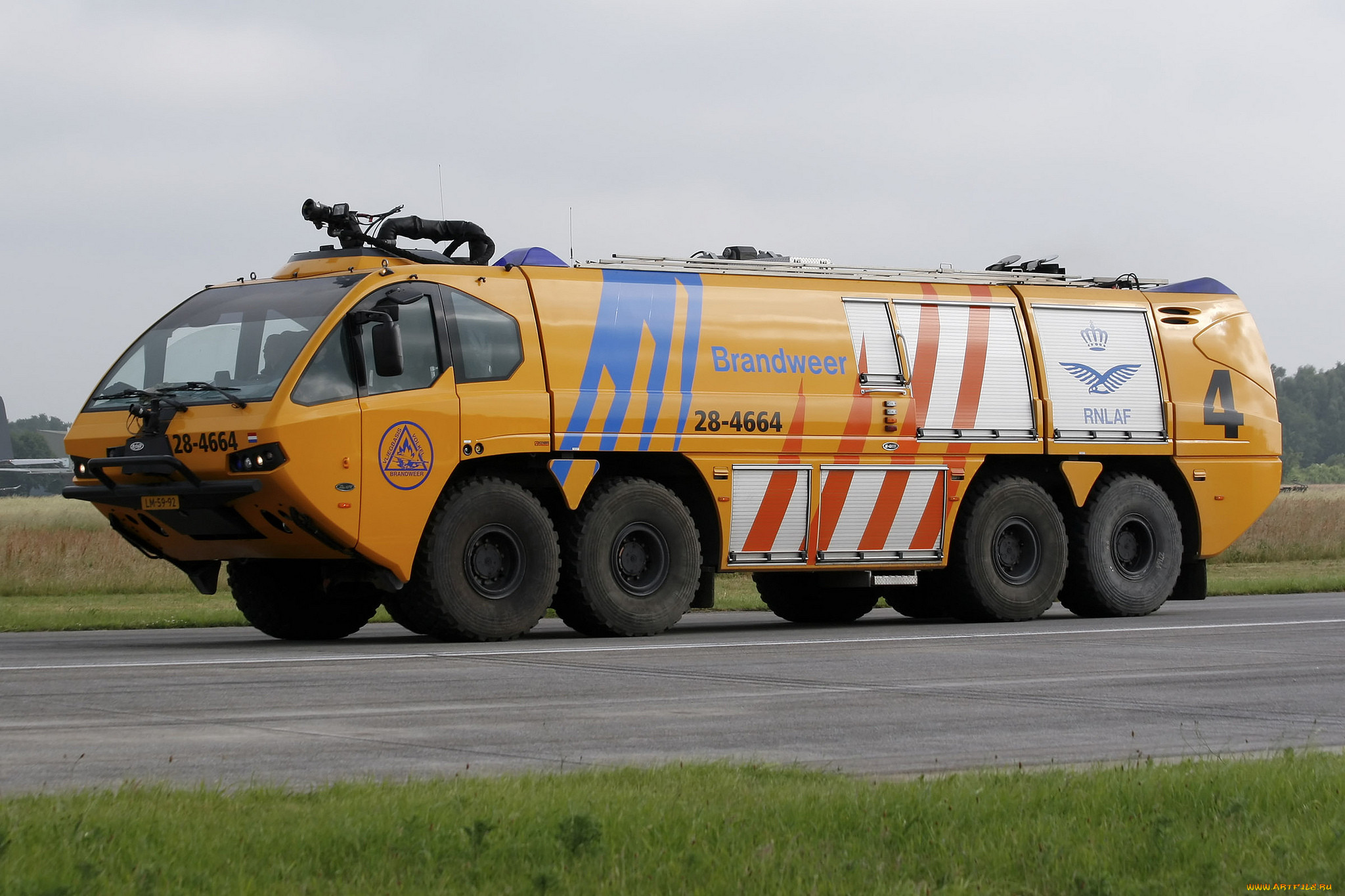 Аэродромный пожарный автомобиль вид. Пожарный Аэродромный автомобиль (АА). Аэродромный пожарный автомобиль МАЗ. Аэродромный пожарный автомобиль пантера. Аэродромная пожарная техника.